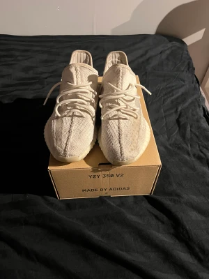 Yeezy 350 bone - Säljer då jag inte använder dem. Kvitto från footlocker finns.