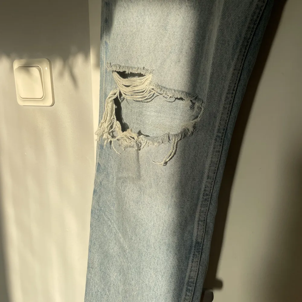 Lågmidjade raka jeans med slutningar på knäna, knappt använda . Jeans & Byxor.