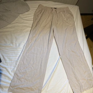 Linnebyxor - Säljer dessa linnebyxor ifrån lager 157 pga flytt. Jättesköna och inget syns igenom! Skriv vid frågor och prisförslag 🫶