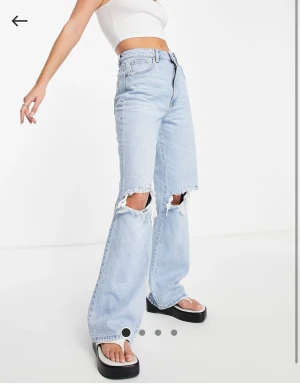 Long straight fit/ flared  - Jeansen är i en lång modell, tall girl friendly. Innerbensmått 85 cm