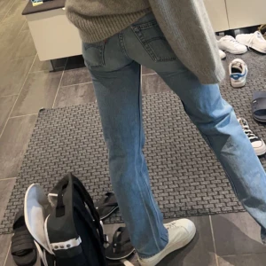 Levis 501 - Vintage jeans köpta av en på plick, som ursprungligen är w31l36 men snyggt insydda 6cm i midja. Yttrelängd 112, innerbenslängden 87. Midjemått rakt över 35cm❣️ Jag på bilden är 177