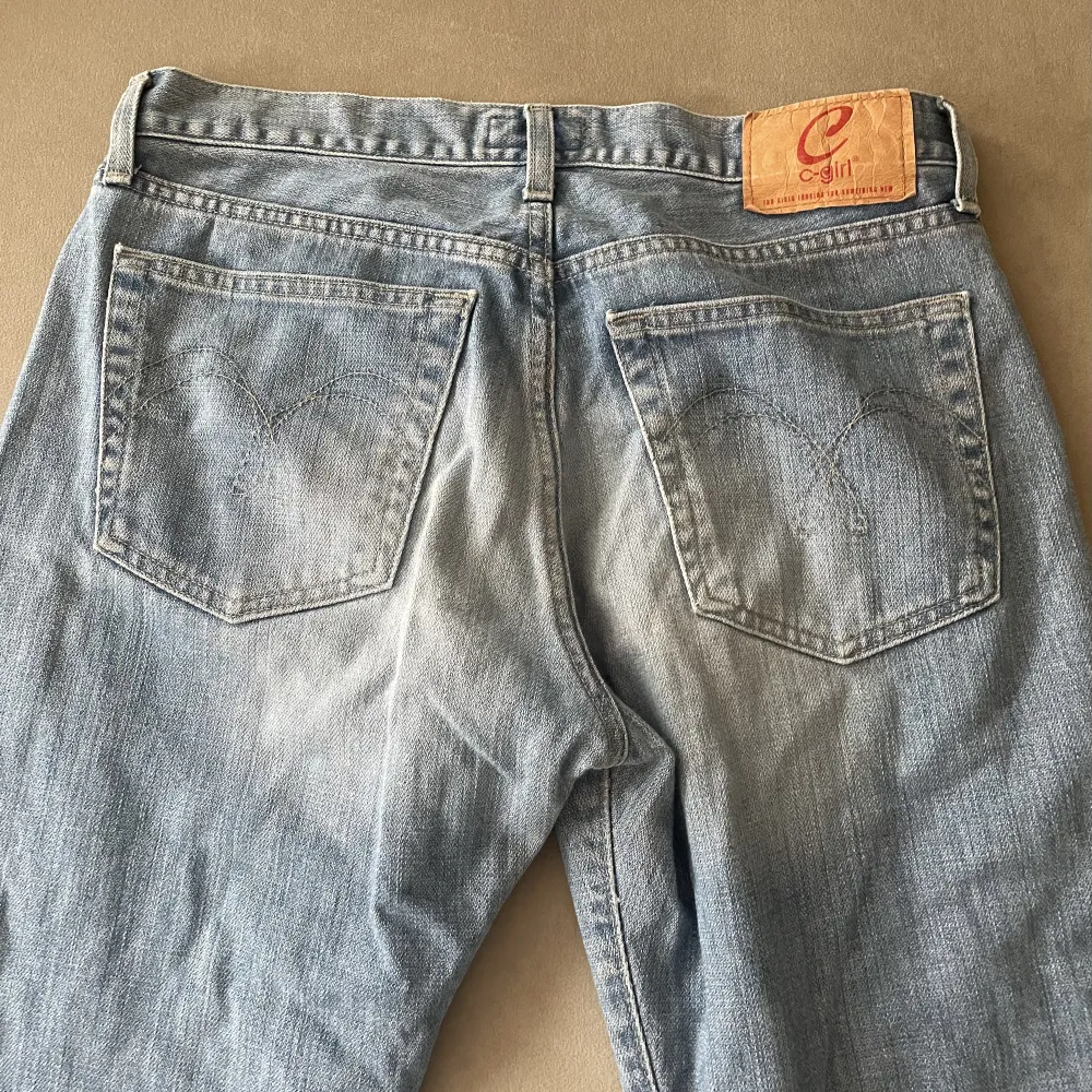 Ljusblåa Lågmidjade bootcut jeans, i fin kvalitet. innerbenslängen är 75 och 77 i midjan.💕Skriv om du har frågor!💕 . Jeans & Byxor.