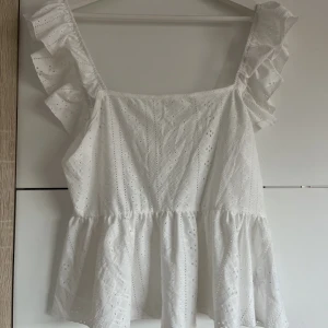 Vit topp - Jätte fin topp med volanger, öppen rygg med knyte