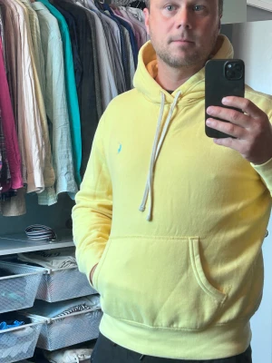 Polo Ralph Lauren hoodie - Size M (lite mindre i storlek) endast använd ett par gånger. Nypris runt 1795kr