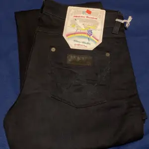 Helt nya wrangler jeans i modellen ”Iris midrise bootcut” o med prislappen kvar! Färgen på jeansen är ”black ink” och finns i storleken W29/L30