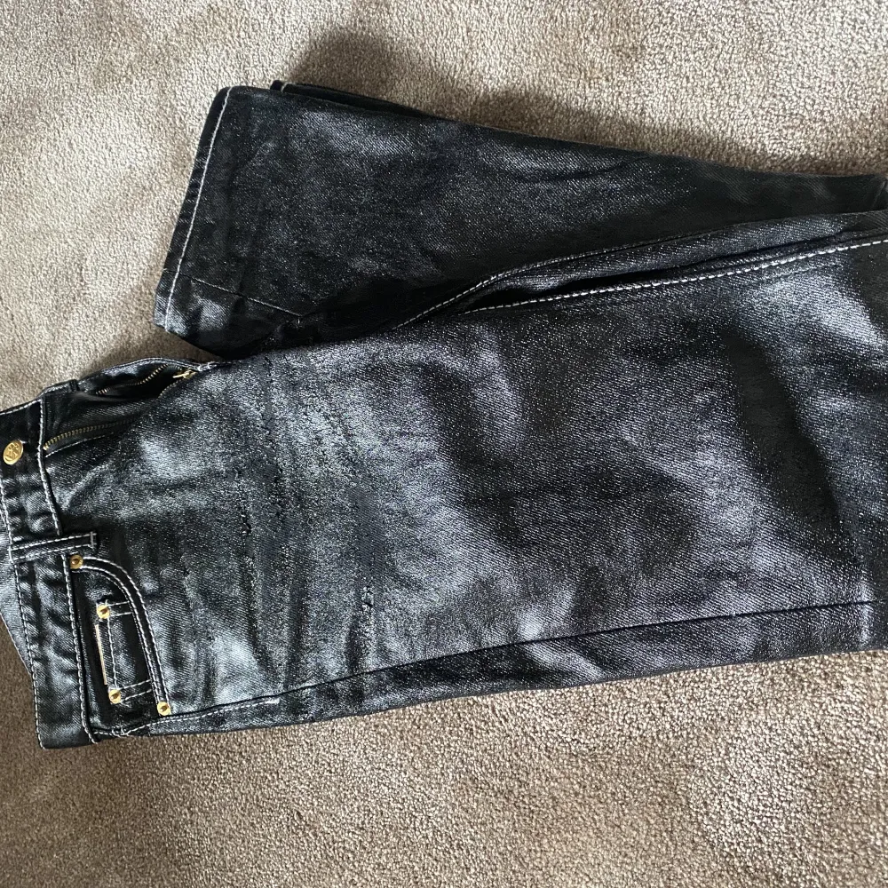 Säljer dessa eytys jeansen då dem är för små💕lite skin har lossnat där uppe men annars inga defekter. Jeans & Byxor.