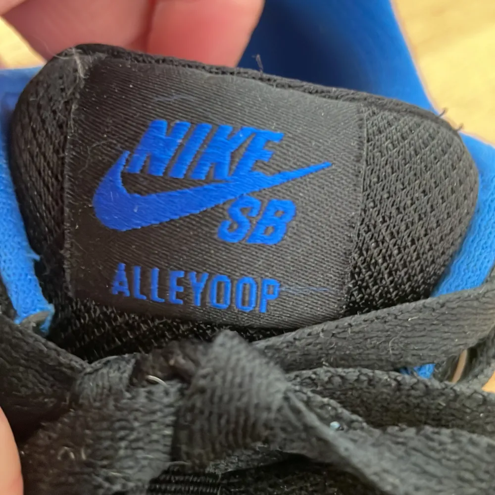 Säljer mina riktigt fina Nike SB Alleyoops då jag har växt ur de. Använda fåtal gånger. Skriv för fler bilder!. Skor.