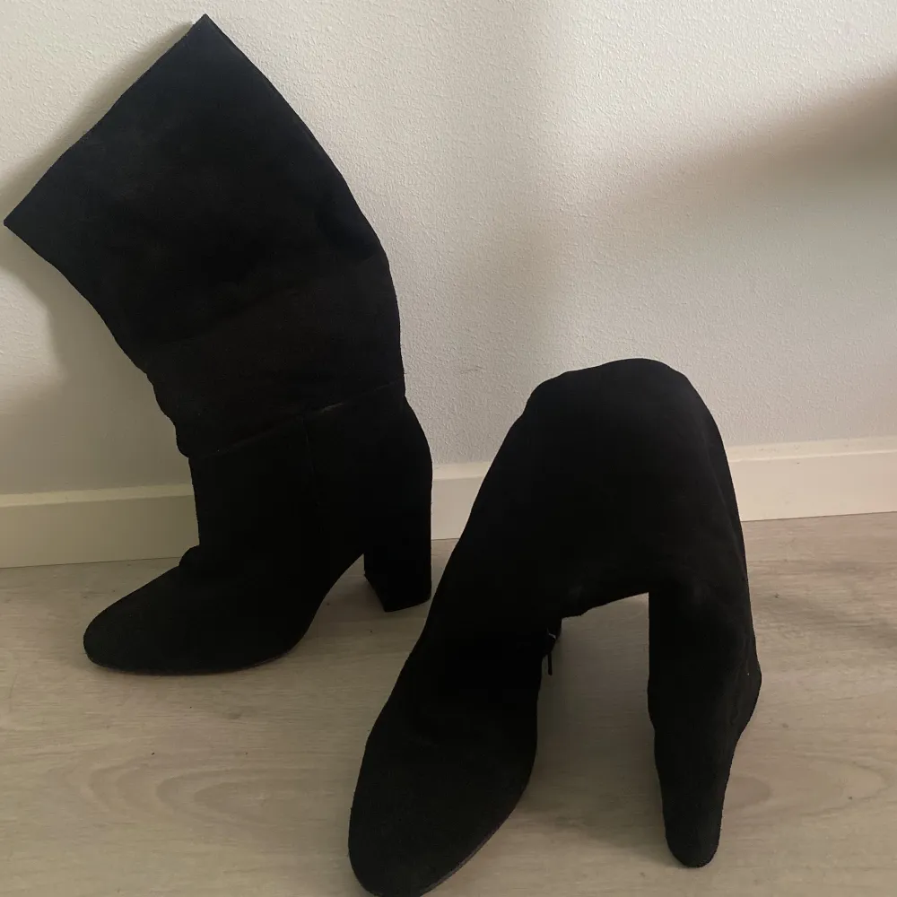 Säljer mina svarta boots då de tyvärr inte kommer till användning. Köpte från ASOS ungefär 2 år sedan för 650 kr. Strl 36, men tycker att den är mer 37-38. Skriv gärna om du är intresserad!!! 🩷🩷. Skor.