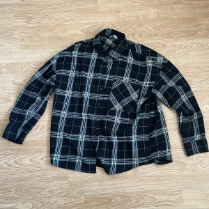 Skjorta - Det står att skjorta är xs, men den skulle troligtvis passa för någon som är M