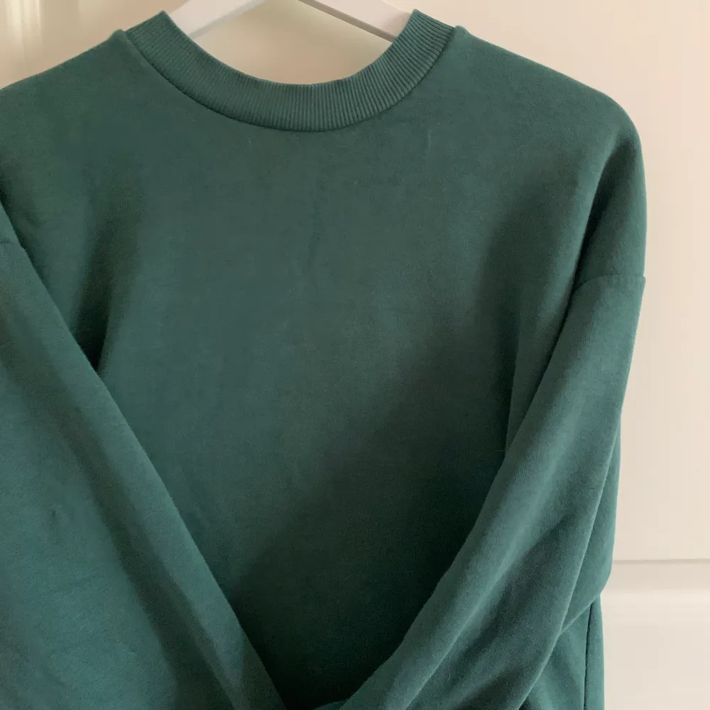 Grön tröja från Gina, använd få gånger. Bra skick. Den är oversize. Hoodies.
