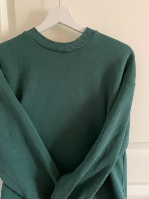 Sweatshirt  - Grön tröja från Gina, använd få gånger. Bra skick. Den är oversize