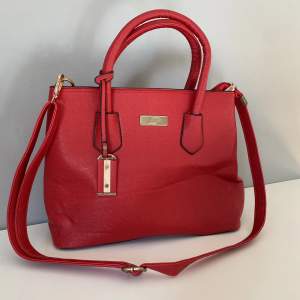 Super snygg röd väska men säljer pga inte kommer till användning❤️ inga defekter