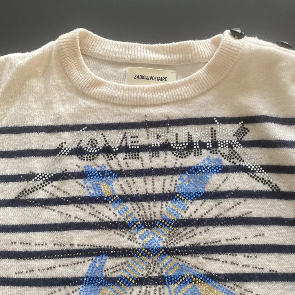 Zadig Voltaire chashmere blend Love Punk tröja. Super bra skick inga skador💘meddela för fler bilder. . Tröjor & Koftor.