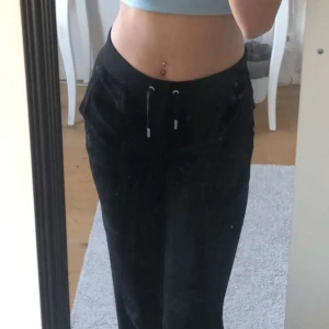 Juicy buxor - Hej säljer mina juicy byxor i storlek Xs! Köpte dom för 1200kr och säljer för 500! Dom har ett litet märke på sig men inget som syns jätte mycket!