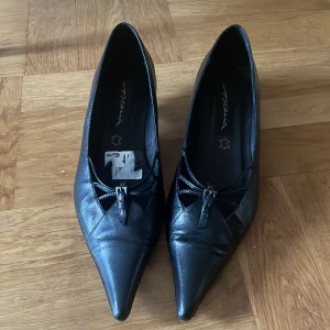 Pumps i läder  - Svarta pumps i läder! Otroliga pumps med 4cm hög klack😍i storlek 39 men eftersom de är lång tå så passar dom nog bästa på en 39,5/40 klackarna är använda några få gånger så väldigt fräscha.