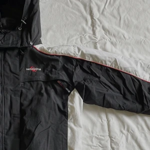 Vinterjacka  - Fodrad vinterjacka i ”gortex-stil” i stl 38. Varan är i mycket bra skick, och är knappt använd.