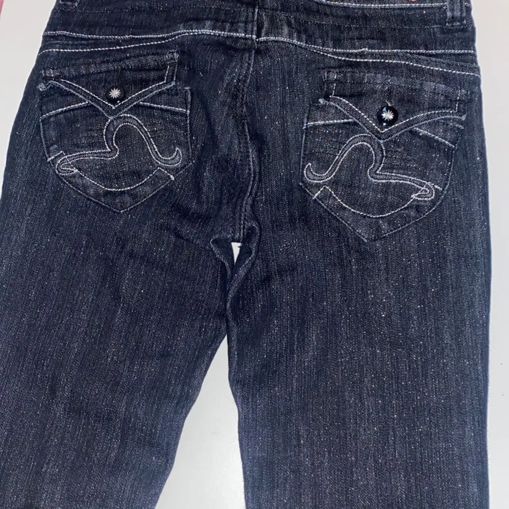 Jättefina svarta skinny jeans i bra skick, men säljer eftersom att dom inte längre passar mig. Kom privat för frågor och mer 💖. Jeans & Byxor.