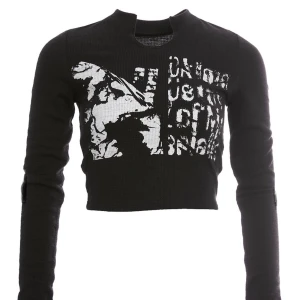 Ribbad topp - Långärmad, ribbad topp från Emmiol, svart med vitt tryck. Älskar denna, jättebekväm och jag gillar designen i kragen men jag säljer den då jag inte gillar ”croptops” längre <3