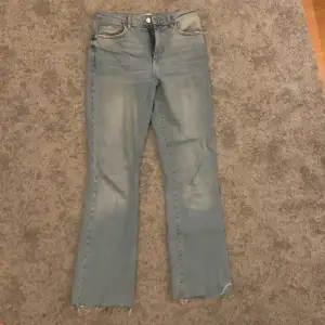 Jättefina jeans som är knappt använda i storlek 36.    Säljer pga att jag ej använder dem. Från Gina tricot nypris: 499kr mitt pris: 200kr