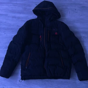 Vinterjacka  - Väldigt bra skick och kan bara mötas upp runt Oskarström 