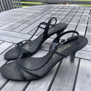 Vintage klackar  - Älskade klackar köpta second hand, använda av mig 1 gång bara då fel strl