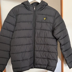 Jacka - Lyle&Scott jacka. Helt ny oanvänd och inga skador överhuvudtaget.