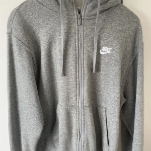 Nike hoodie  - Grå Nike hoodie perfekt till hösten. Skicket är 9/10. 