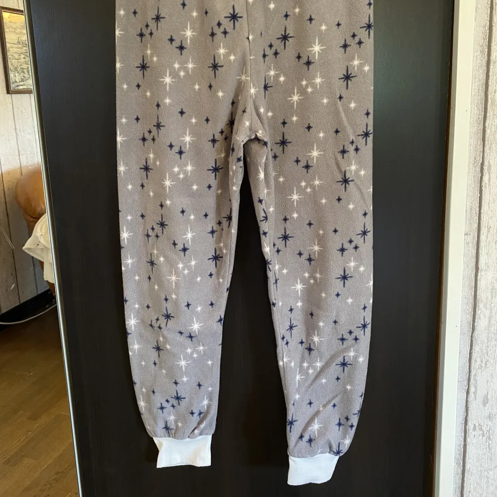 Jättemjuka grå pyjamasbyxor med mönster i storlek 134/140 (9-10 år) ✨ Resår i midjan och ljudade tyg i botten. . Jeans & Byxor.