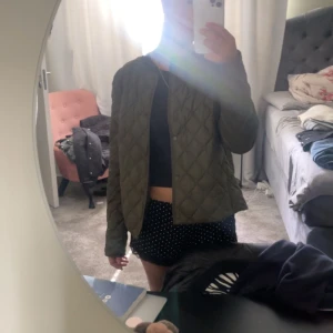 Höst jacka - Säljer denna jötte fina jacka perfekt nu till hösten från uniqlo. Den är använd fåtal gånger så typ som ny. Tror den kostar runt 700-800 ny❤️❤️