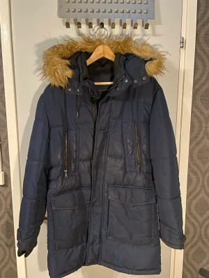 Varm vinter jacka - Säljer min ganska varma Zara vinterjacka i marinblå färg.  Trots att den är använd är den fortfarande i bra skick det finns små fläckar behövs att tvättas men det löser vi. Denna jacka är både stilig och funktionell, perfekt för att hålla dig varm.