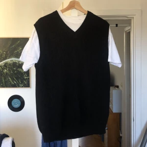Stickad Svart Väst - Utmärkt skick, notera att endast västen som säljs inte T-shirten, säljer pga ej min stil, fråga gärna om du undrar över något👍🏻