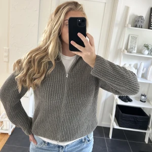 Stickad kofta - Fin stickad kofta med dragkedja från Weekday i stl M✨🪩