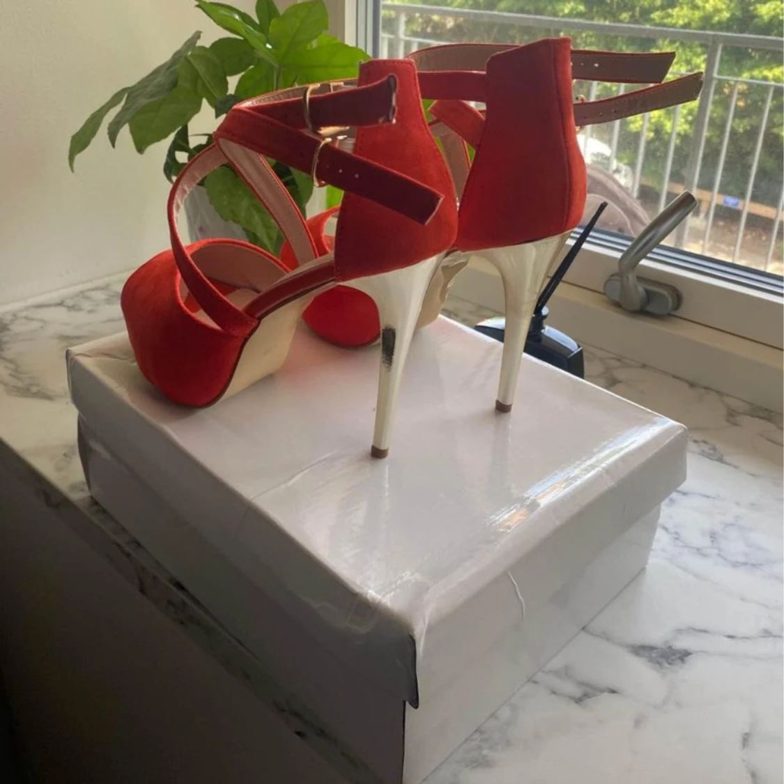 Högklackade nya skor - 90