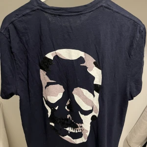Zadig & Voltaire T-shirt  - En typ två gånger. Köpt förra året. Nypris 950kr. Skick 10/10
