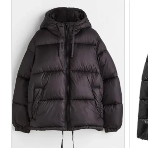 Hm pufferjacket  - Säljer min vinterjacka köpt förra året. Kom ej till använding, bara 2-3 gånger. Därav säljer jag den nu inför hösten/vintern. Den är slutsåld på hm hemsidan❤️❤️❤️❤️ skulle säga den är lite stor i strl! 