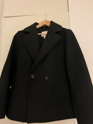 Skit snygg kappa  - Säljer denna jätte fina kappa endast använd cirka 3 gånger . . Den är från hm och är skit snygg. Storlek M och passar dig som har M. Är som helt ny. ❤️ Skriv för fler funderingar. Kommer inte ta bild med de på❤️❤️