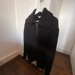 En zip tröja med lång krage från COS 