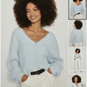 Ribbstickad luddig kofta  - Säljer den här mysiga och fina luddiga koftan i baby blue🩵 koftan har använts ca 2 gånger. Säljer då jag inte passar i blå🥺 storlek 36, samma som modellen på bilden. Fri från defekter men har två små fläckar på framsidan som går säkert att tvätta bort💗