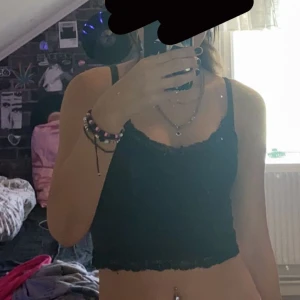 Spetslinne - Svart spetslinne från only storlek S.  Croppad.  Skriv för mer info💞
