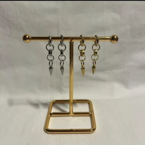 StilSthlm  - Fina örhängen! Finns i silver & guld. Köp för 99kr/st Eller 185kr/paret. Modell 108. Smyckeställningen finns även att köpa för 299kr!