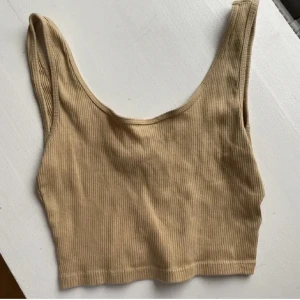 Beige linne - säljer detta linne från Gina tricot. 40kr+frakt! skicka om du har frågor elelr vill ha fler bilder🤎🤍