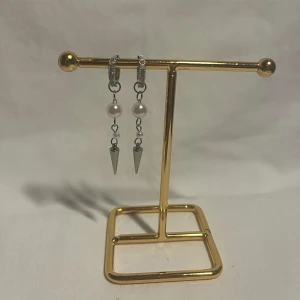 StilSthlm  - Fina örhängen väldigt liknande 087 fast i silver.  Köp för 129kr/st Eller  229kr/paret. Modell 109 Smyckes ställningen finns även att köpa för 299kr!