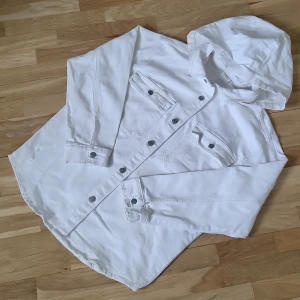 Vit skjorta  - Använt 1-2 gånger. Köpte på barnavdelningen zara. Passar som S storlek. 