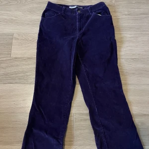 Manchester jeans - Lila manchester jeans inköpta i retro butik. Väldigt fint skick. 