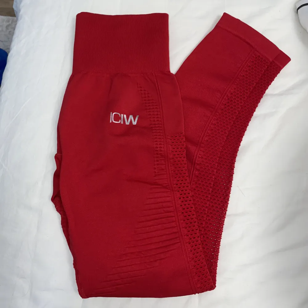 Röda tights från ICIW i nyskick! Väldigt snygga men kommer inte till användning. Passande nu till julen!. Jeans & Byxor.