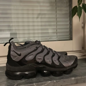 Nike vapormax plus - Riktigt feta vapormaxes +. Knappt använda, riktigt bra skick!  Box finns!  Köpa på nike i Stockholm