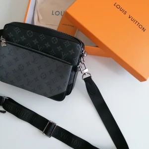 Lv Trio Bag - Priset kan diskuteras vid quick affär.   Väskan är äkta och är knappast använd. Den är väldigt ny och i bra skick med inga skador. Dustbag och äkthetsbevis kommer med väskan. 