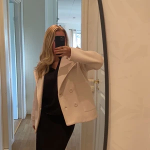 Kappa Design by si - (Säljer åt min syster) Säljer hennes ”Gina Coat” från design by si i färgen off white. Den är nästintill oanvänd, använd en gång så skicket är som nytt. Säljer för att den inte kommer till användning, hör av er vid frågor!💓Nypriset var 757 + 100 kr frakt💓