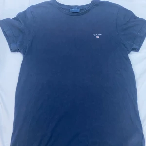 Gant t-shirt  - Hej Säljer nu min fina gant t-shirt som jag inte använder längre, inga skador. Skriv om ni har några funderingar 