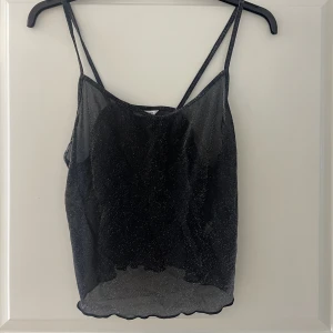 Glittertop - Glittertop i tunt och genomskinlig material, använd fåtal gånger i mycket gott skick 